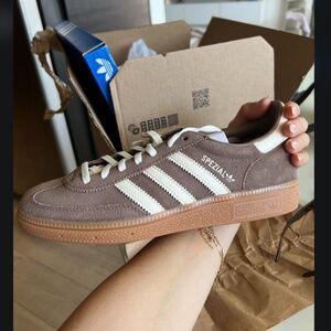 Women’s 7.5 Adidas Campos suede mocha brown 😍 brand new never worn!!
